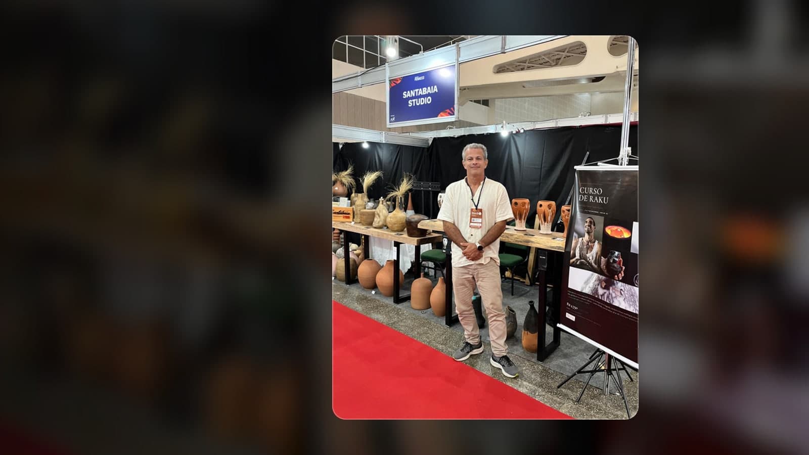 Marcelo Santabaia no stand da Fenacce, com jarros e vasos sobre mesas de madeira